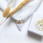 Bague DIANA dorée sur tissu avec herbes de pampa — bijou joaillier double anneau doré M-ily Glow Up