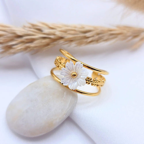 Bague ouverte ajustable acier inoxydable plaqué or 8 carats. Fleur blanche en coquillage nacré.