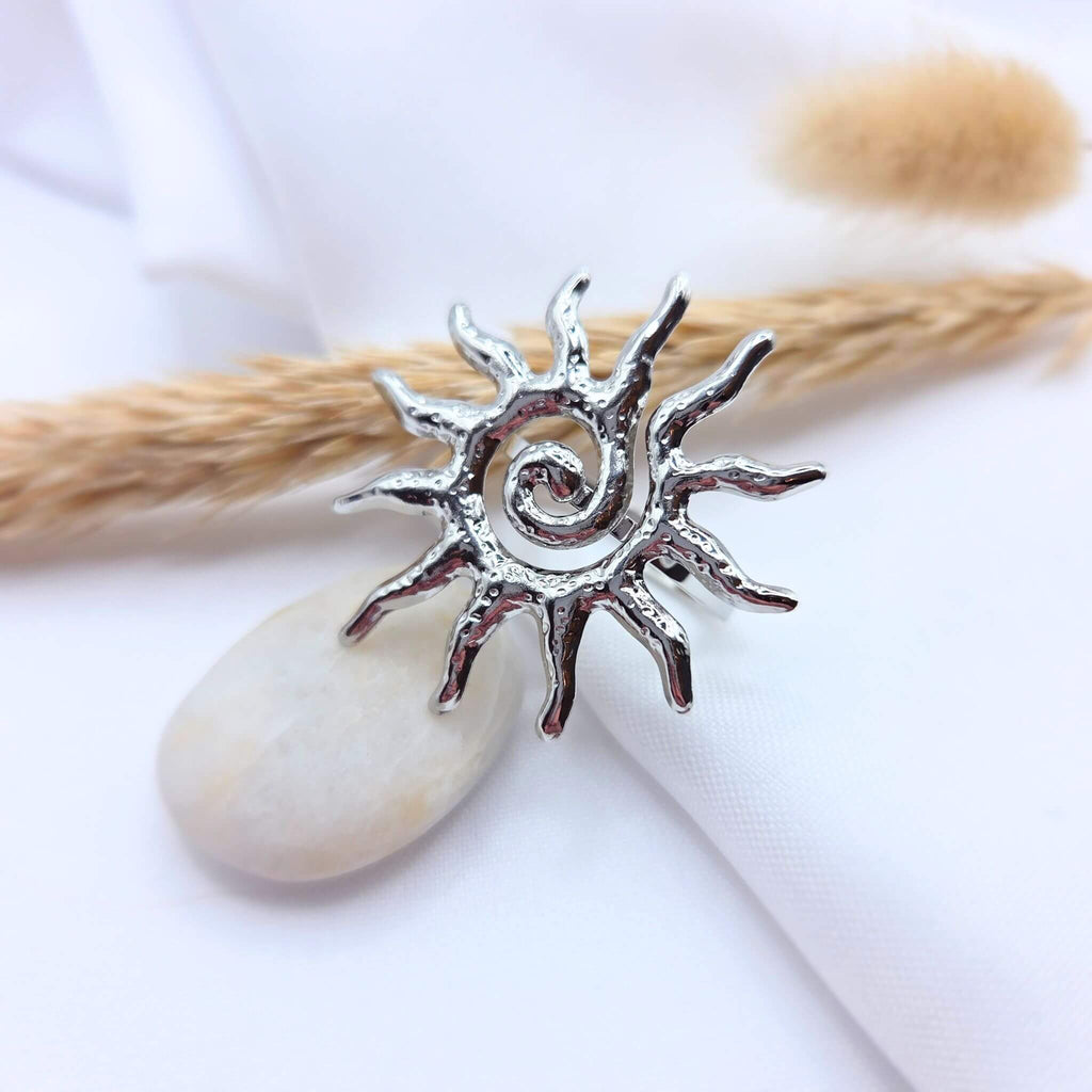 Bague ajustable en forme de soleil pour les femmes qui apprécient les gros bijoux. Le Diamètre du soleil est de 34 mm. Bague de la collection M-ily Glow Up en acier inoxydable.