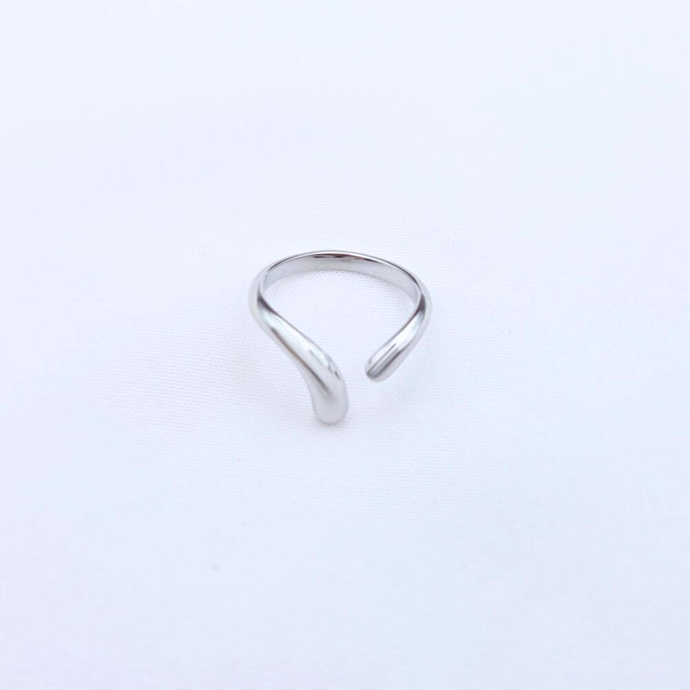 Vue détaillée de la bague NAMI disponible en finition acier argenté et plaqué or, mettant en avant son design ondulé poli sur fond blanc