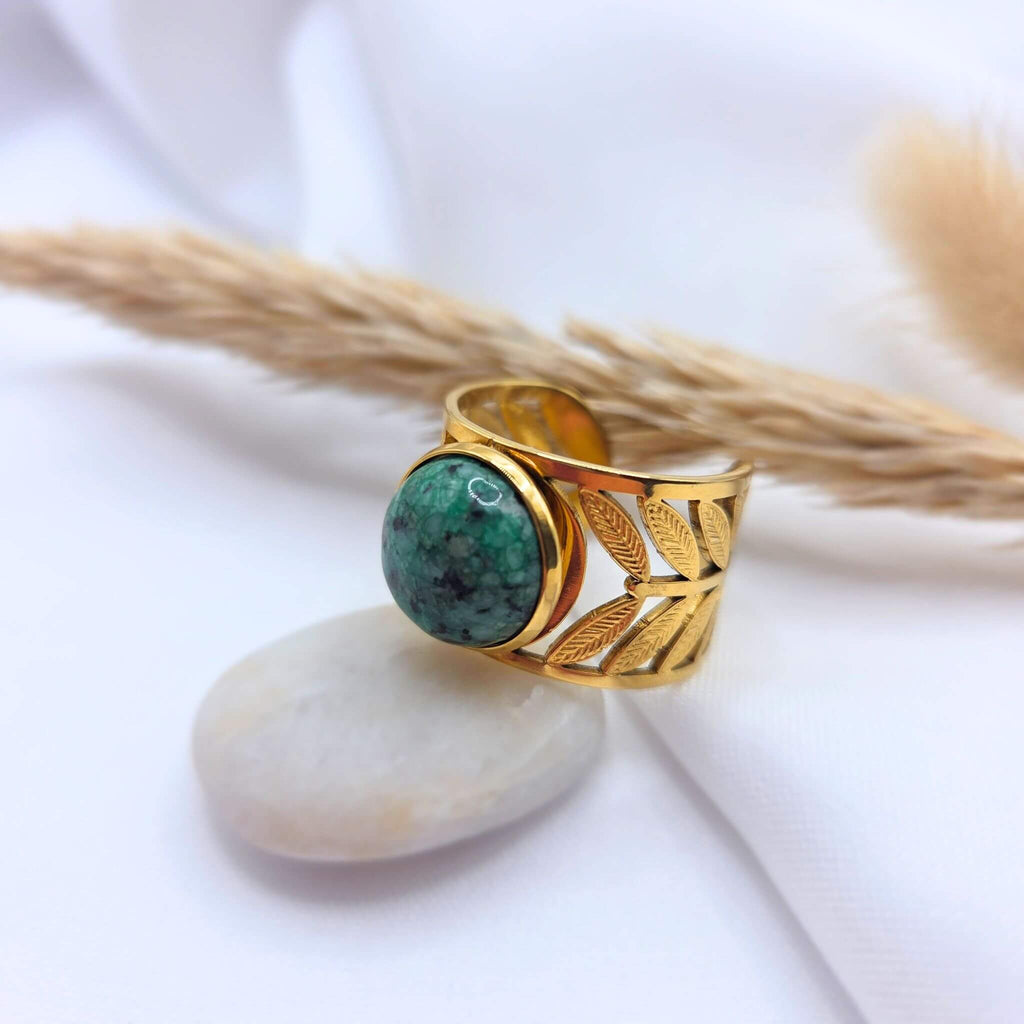 Bague Poppy en turquoise africaine et acier inoxydable plaqué or 18 carats . Un design floral unique pour sublimer vos mains. 