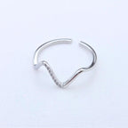 Vue rapprochée de la bague PURE disponible en finition acier argenté, montrant son éclat poli et sa structure robuste sur fond blanc.