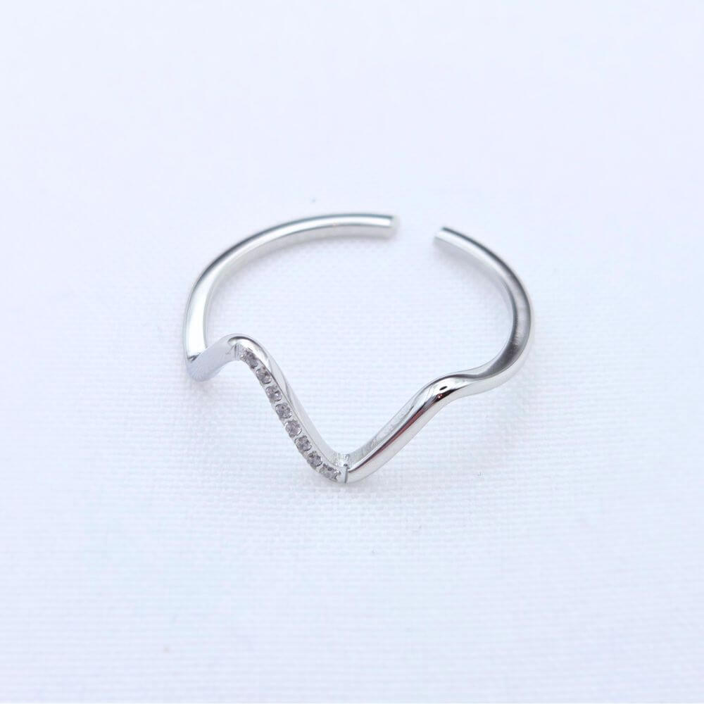 Vue rapprochée de la bague PURE disponible en finition acier argenté, montrant son éclat poli et sa structure robuste sur fond blanc.