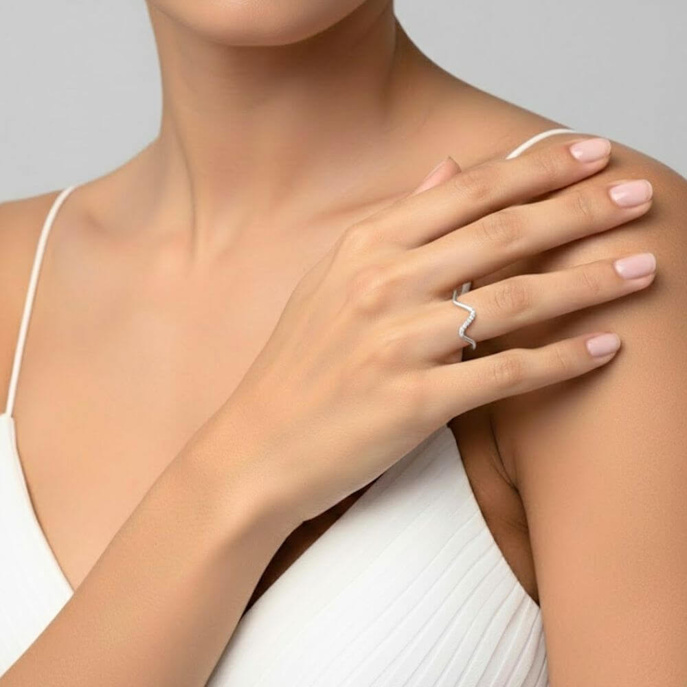 Bague PURE portée à l'index par une femme, illustrant son style moderne et sa capacité à être portée seule ou en accumulation.