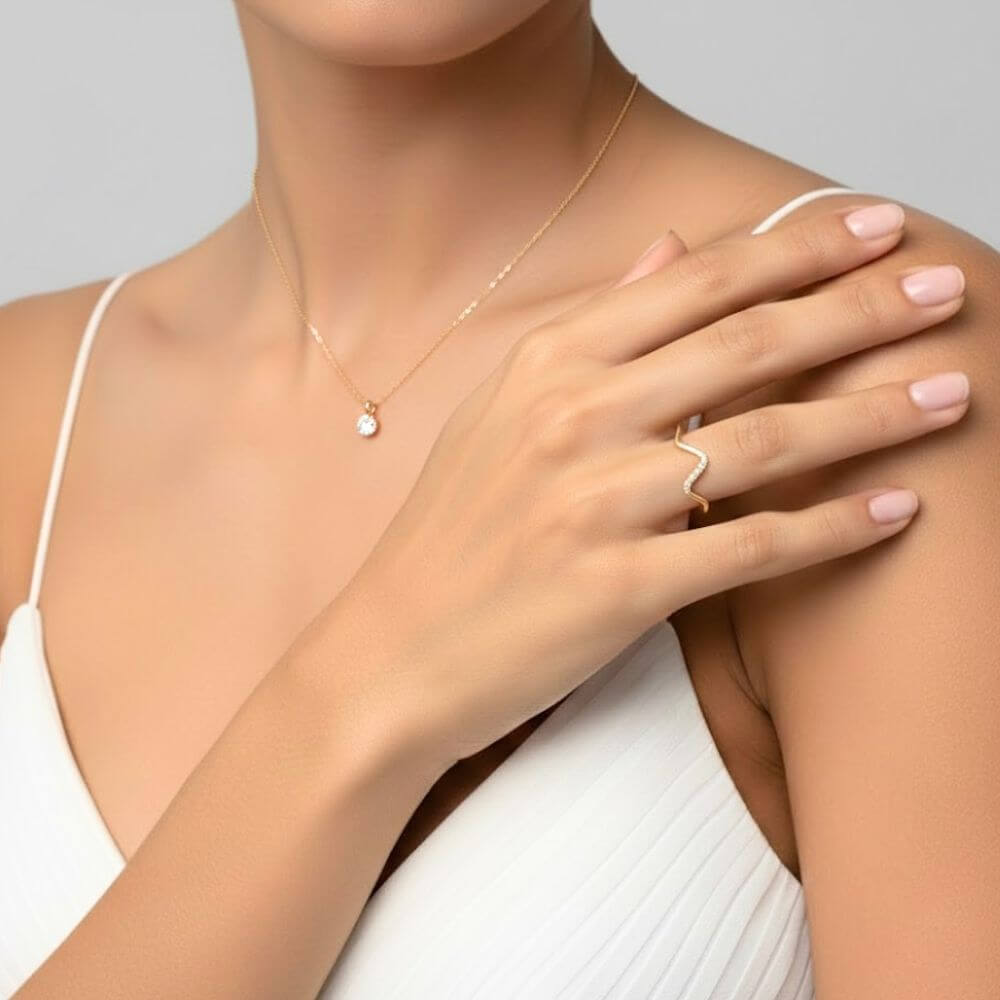 Bague PURE portée à l'index par une femme, illustrant son style moderne et sa capacité à être portée seule ou en accumulation.