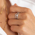 Bague double anneau croisé argenté avec zircon serti au centre