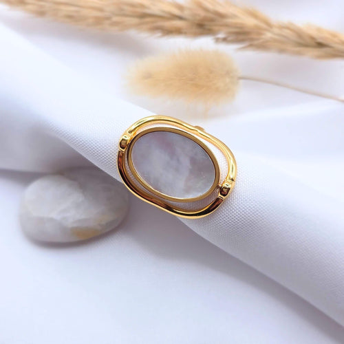 Magnifique Bague ajustable en acier Inoxydable Plaqué or 18 carats incrustée de Nacre de coquille. Rotatif couleur au choix rose clair ou blanc nacré. 