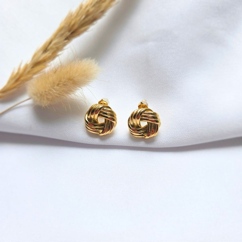 Boucles NOÉMI dorées sur tissu avec herbes de pampa — puce nœud tressé doré M-ily Glow Up
