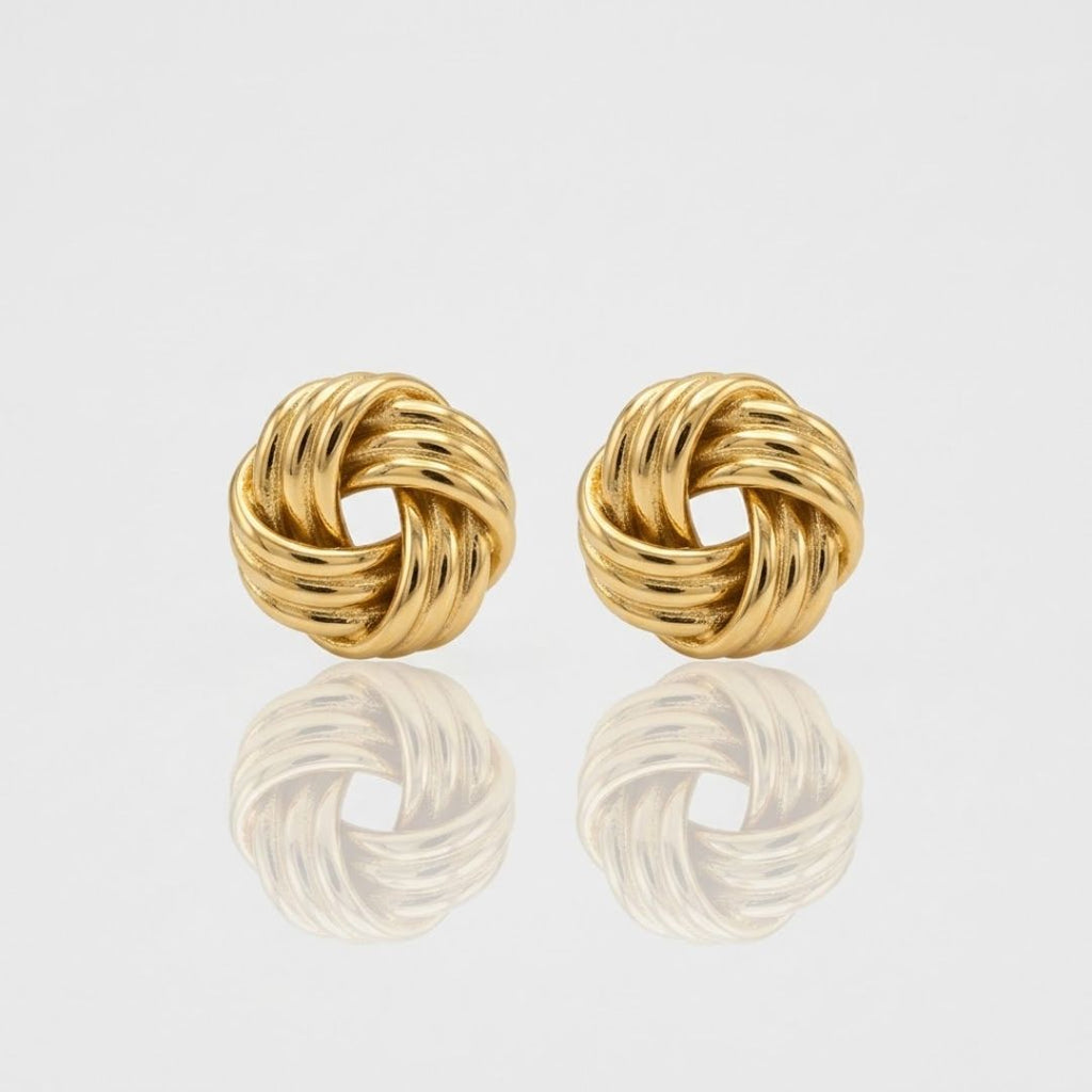 Boucles NOÉMI dorées fond gris — détail puce nœud tressé sculpté acier inoxydable