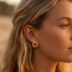 Boucles NOÉMI dorées portées — puce nœud tressé doré bijou intemporel M-ily Glow Up