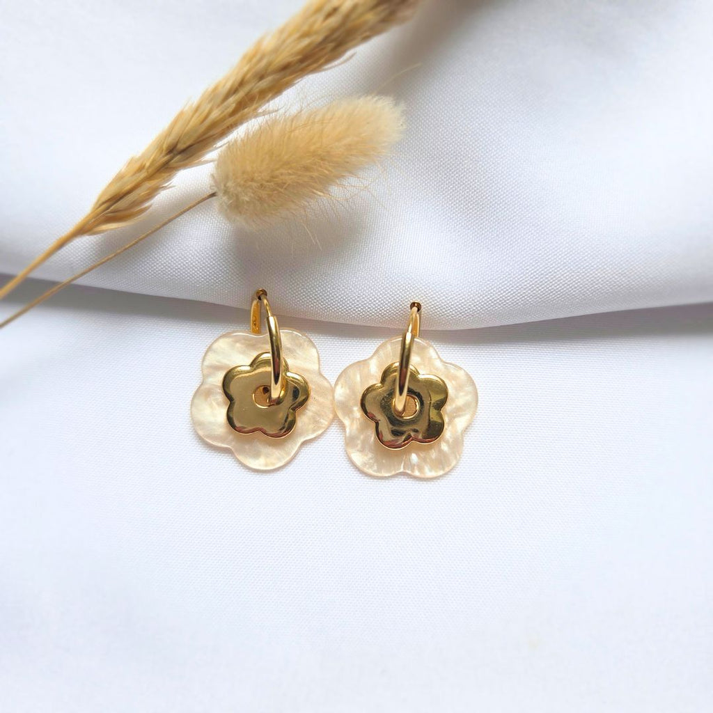 Boucles PAOLA dorées sur tissu avec herbes de pampa — créole fleur nacre blanche et fleur dorée