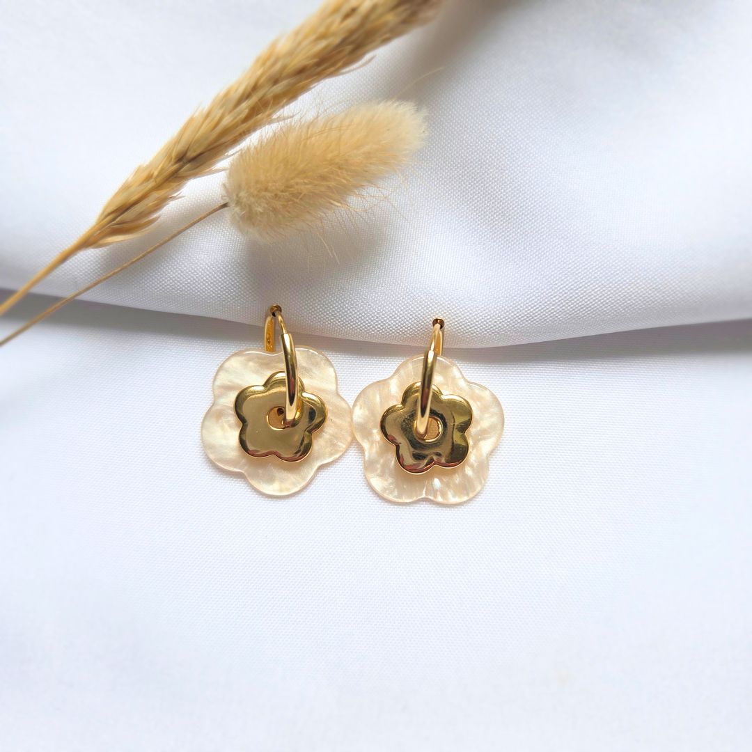 Boucles PAOLA dorées sur tissu avec herbes de pampa — créole fleur nacre blanche et fleur dorée