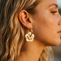 Boucles PAOLA dorées portées — créole pendentif fleur nacre blanche et or M-ily Glow Up