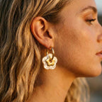 Boucles PAOLA dorées portées — créole pendentif fleur nacre blanche et or M-ily Glow Up