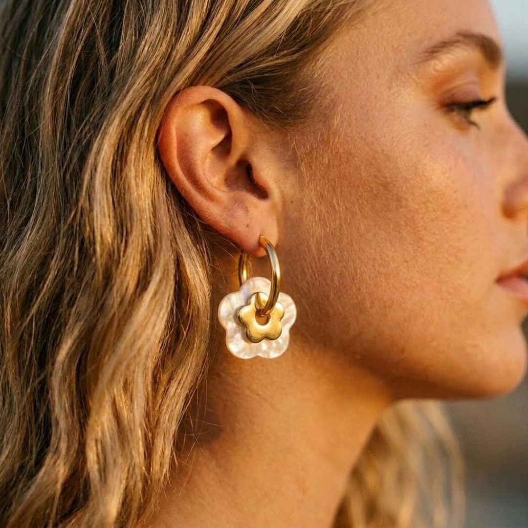 Boucles PAOLA dorées portées — créole pendentif fleur nacre blanche et or M-ily Glow Up