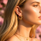 Boucles d'oreilles HELIOS portées par une femme, captant la lumière pour illuminer le visage avec élégance et un style bohème chic.