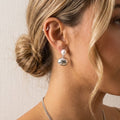 Boucles d'oreilles puce perle nacrée et pendentif galet argenté bombé
