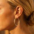Boucles d'oreilles grande créole torsadée finition argentée