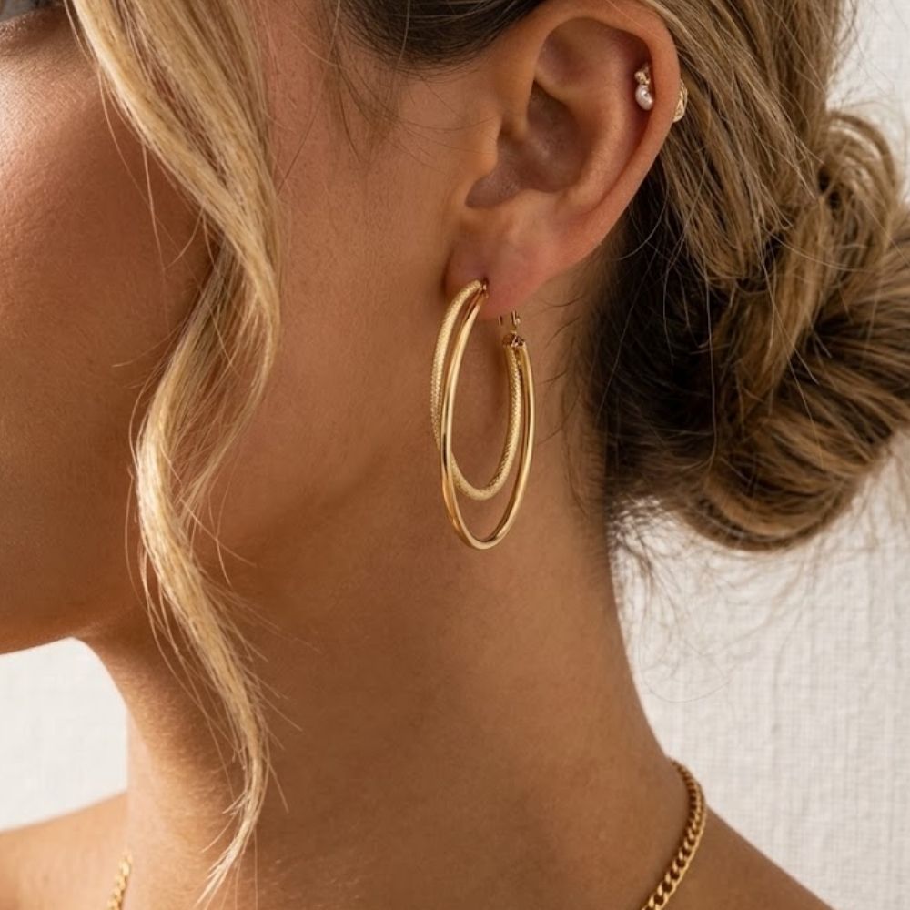 Boucles d'oreilles double anneau entrelacé finition dorée texturée et lisse