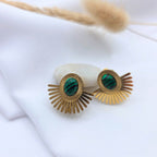 Boucles d'oreilles à clip pince en acier inoxydable et pierre naturelle de malachite. Forme de demi soleil