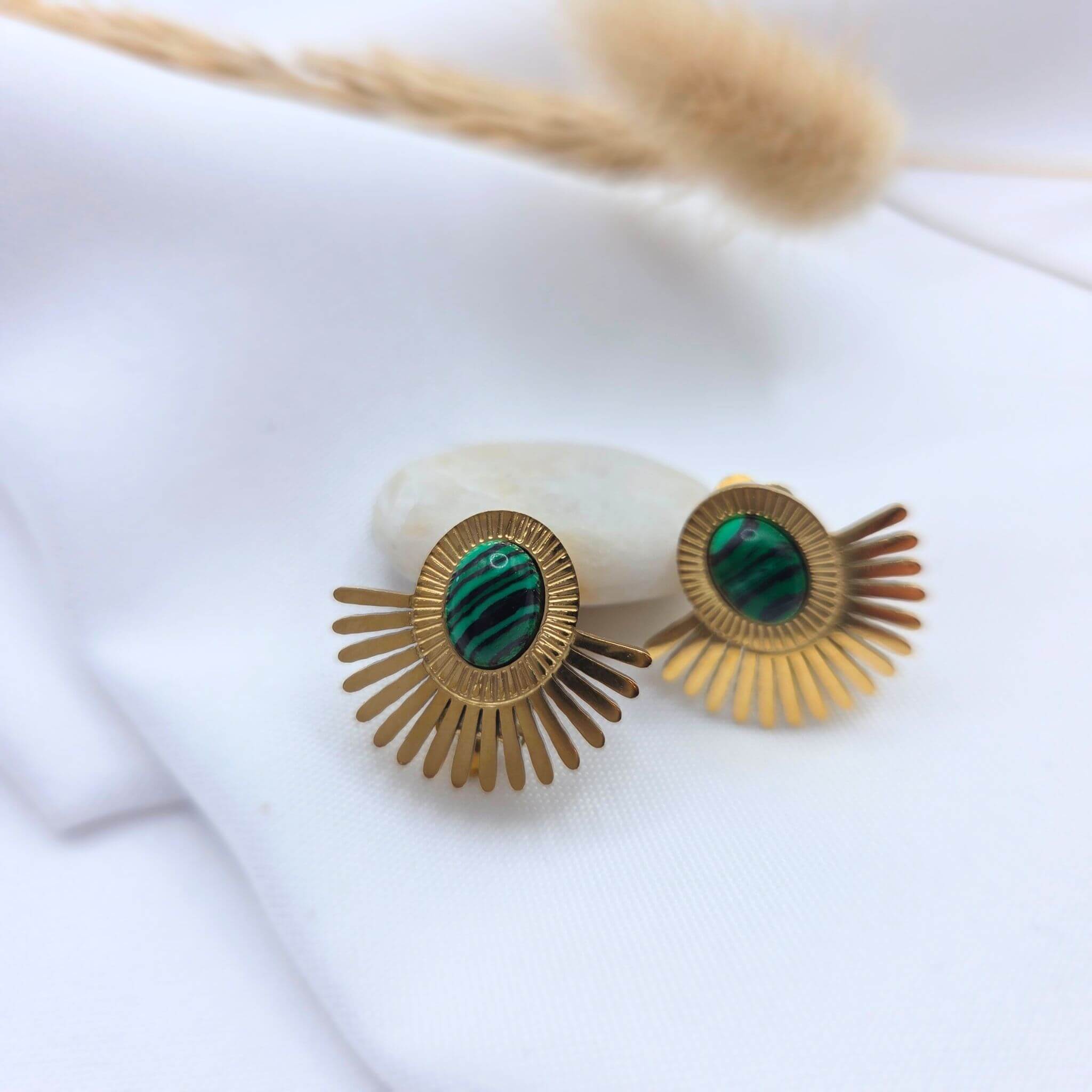 Boucles d'oreilles à clip pince en acier inoxydable et pierre naturelle de malachite. Forme de demi soleil