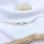 Bracelet NATTY M-ily Glow Up en quartz rose et perle de culture, chaîne argentée fine.