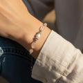 Idée cadeau femme : bracelet fin perle d'eau douce et pierre de quartz rose véritable M-ily-Glow-Up.