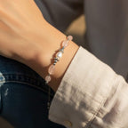 Idée cadeau femme : bracelet fin perle d'eau douce et pierre de quartz rose véritable M-ily-Glow-Up.