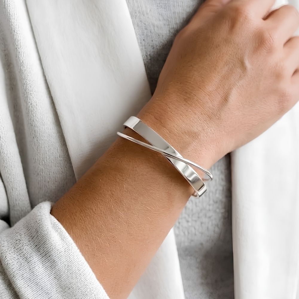 Bracelet manchette ouverte double bande croisée finition argentée