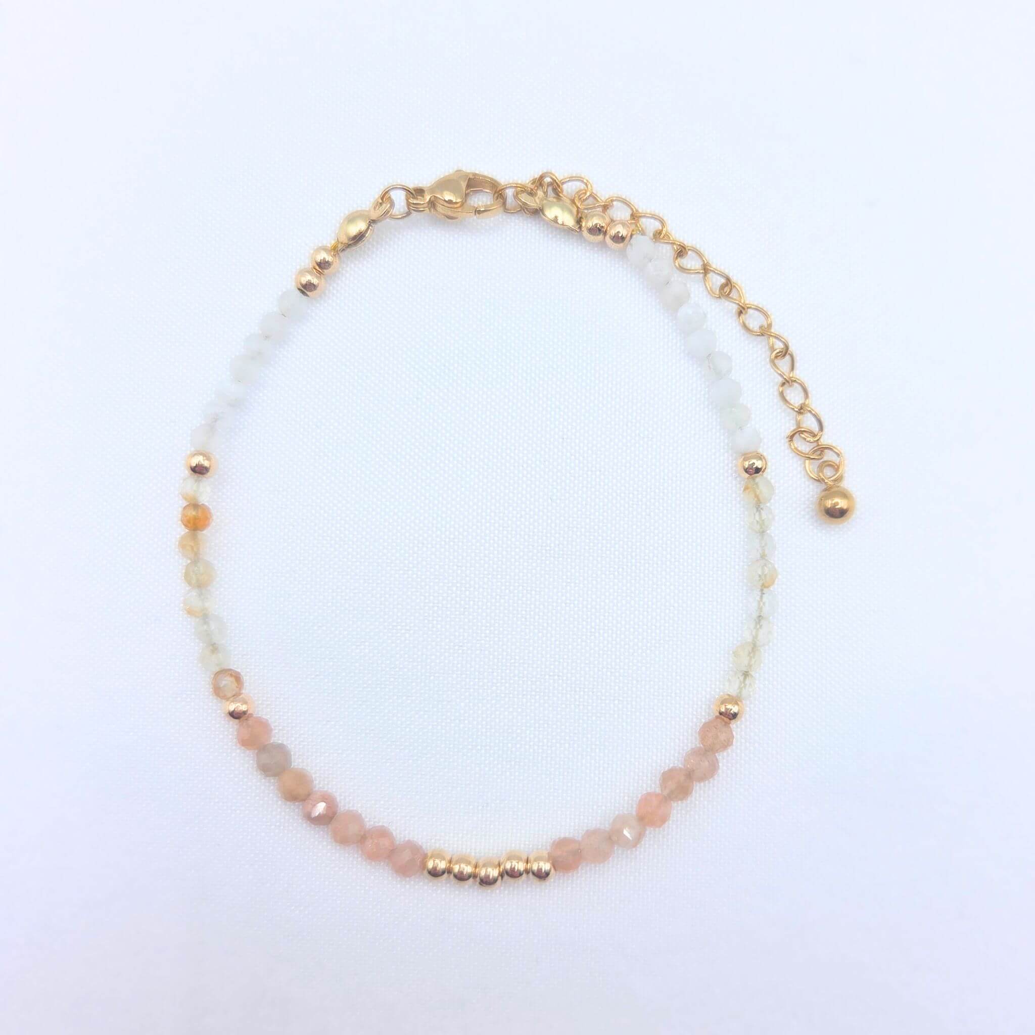 Bracelet fin Debbie en pierres naturelles facettées de citrine, de pierre de soleil et pierre de lune avec finitions dorées de haute qualité et extension de chaîne ajustable