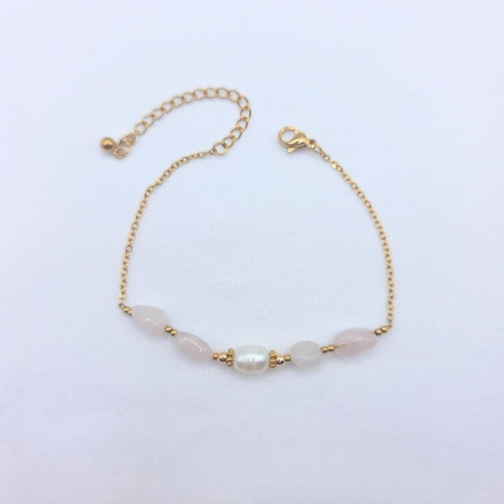 Bracelet fin doré orné de perles d'eau douce et quartz rose, collection bijoux bohèmes M-ily-Glow-Up.