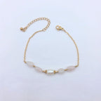 Bracelet fin doré orné de perles d'eau douce et quartz rose, collection bijoux bohèmes M-ily-Glow-Up.