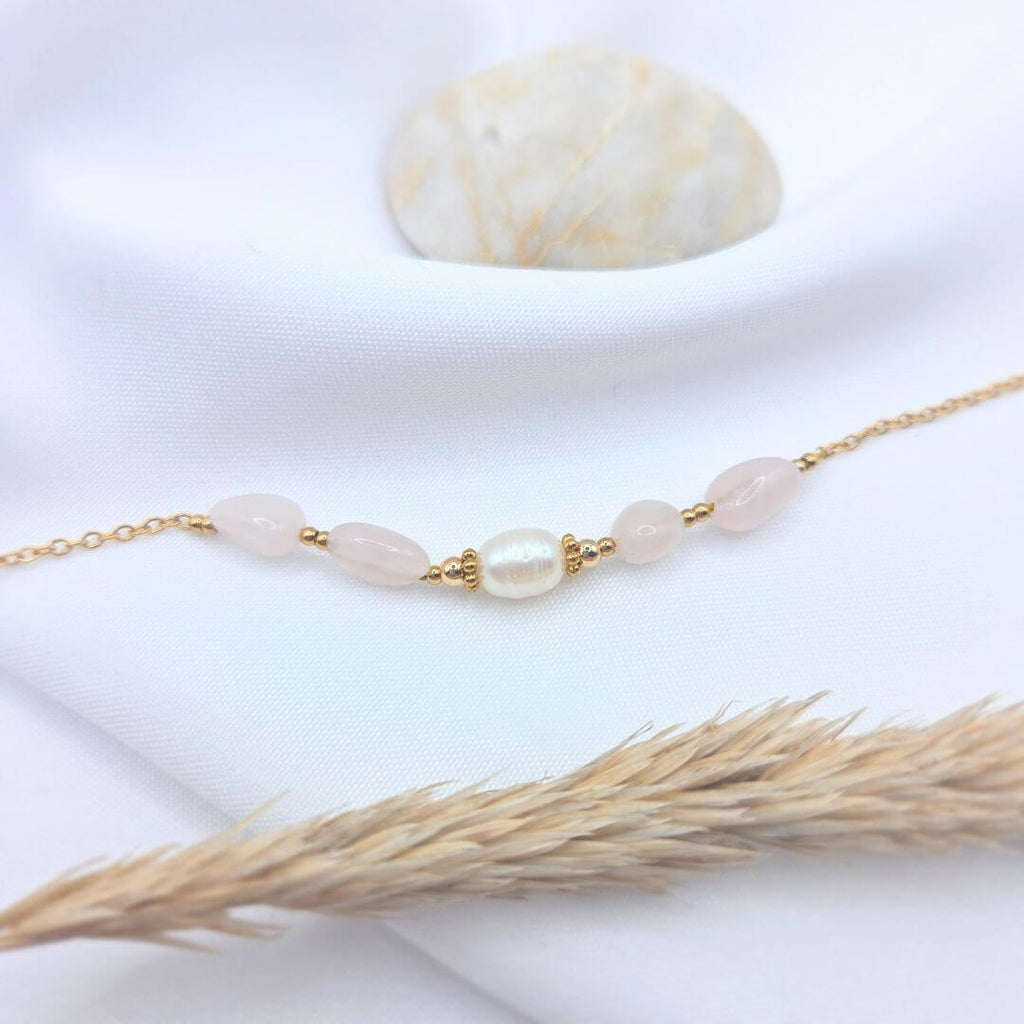 Bracelet NATTY doré M-ily-Glow-Up en quartz rose et perle d'eau douce, bijou élégant en acier doré.