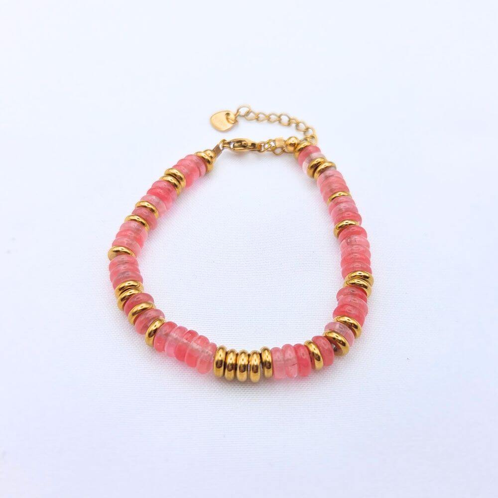 Vue détaillée du bracelet Iris Quartz Rose montrant les perles rondelles roses translucides, les intercalaires dorés et le fermoir mousqueton.