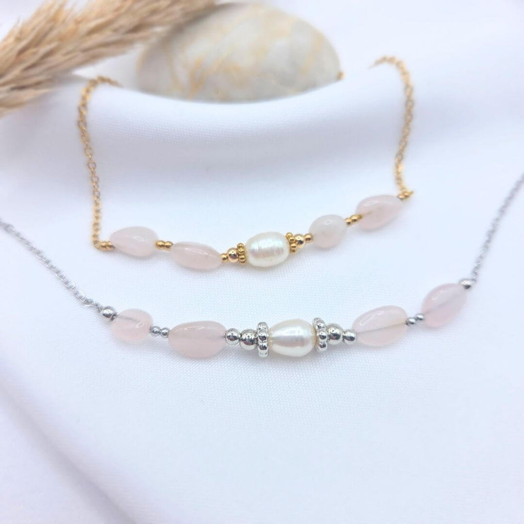 Collection de bracelets NATTY M-ily Glow Up : versions argentée et dorée avec quartz rose et perles d'eau douce.