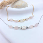 Collection de bracelets NATTY M-ily Glow Up : versions argentée et dorée avec quartz rose et perles d'eau douce.