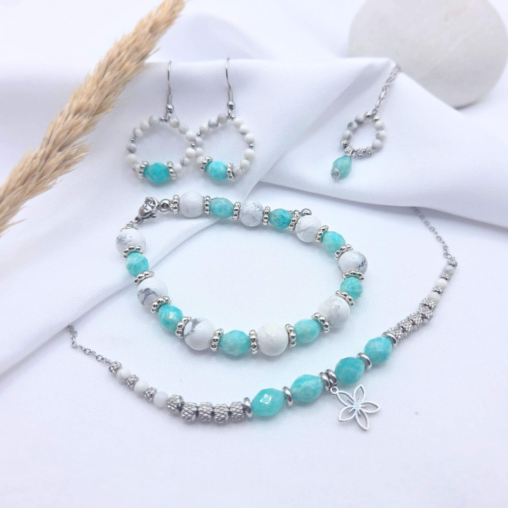 Parure de bijoux artisanaux M-ily Glow Up collection GIA incluant un bracelet, un collier avec pendentif fleur et des boucles d'oreilles en howlite blanche et amazonite.