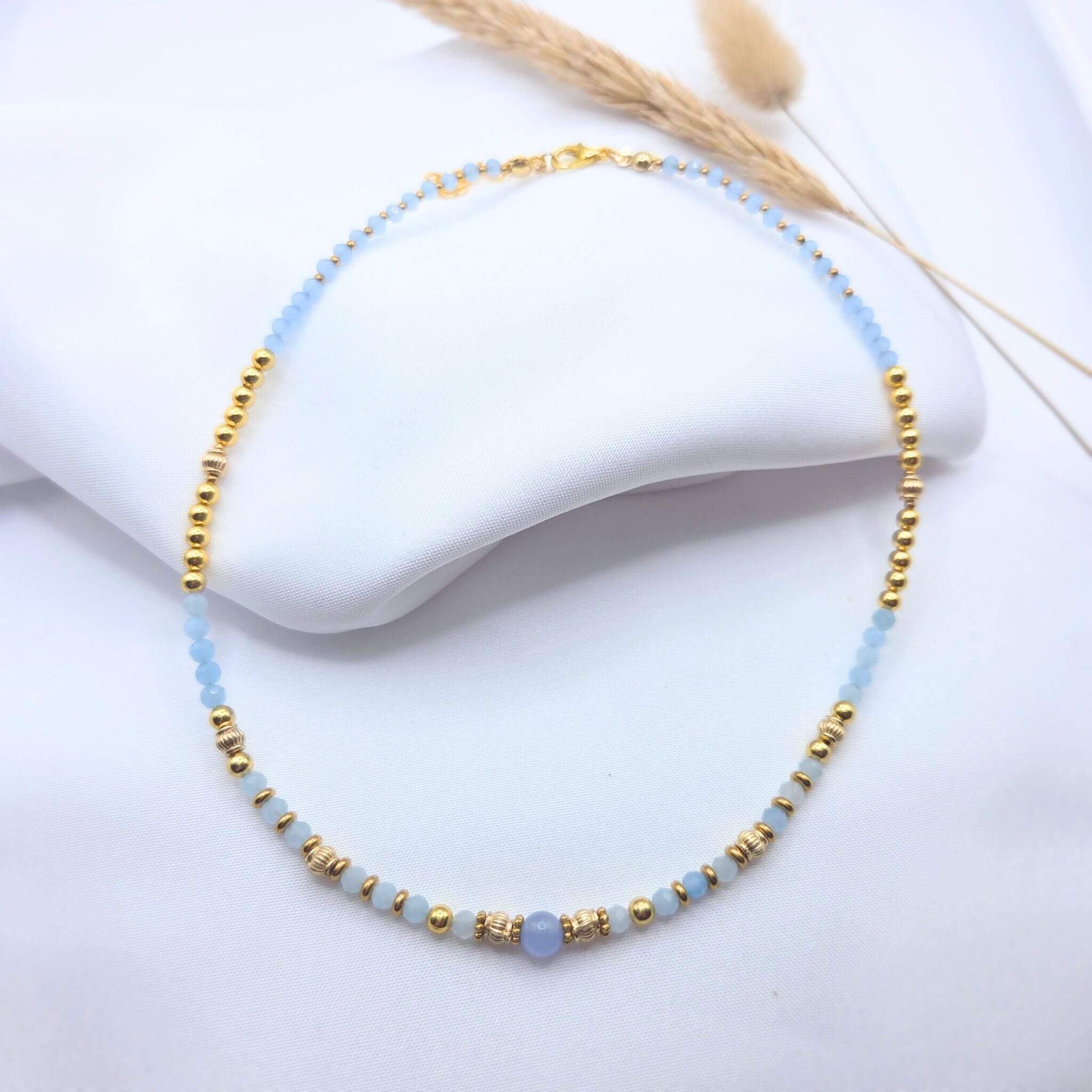 Collier ras de cou Ondine Aigue-marine et beryl, bijoux artisanaux en perles bleu ciel et dorées par M-ily Glow Up.