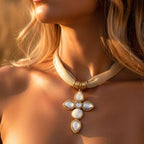 Collier Cléo porté sur un décolleté, mettant en valeur son éclat solaire et son style élégant sous une lumière naturelle.