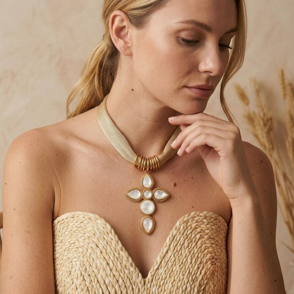 Collier CLEO