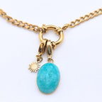 Vue détaillée du collier Molly montrant la pierre de Jade véritable taillée en goutte et la finesse de la chaîne dorée sur fond blanc.