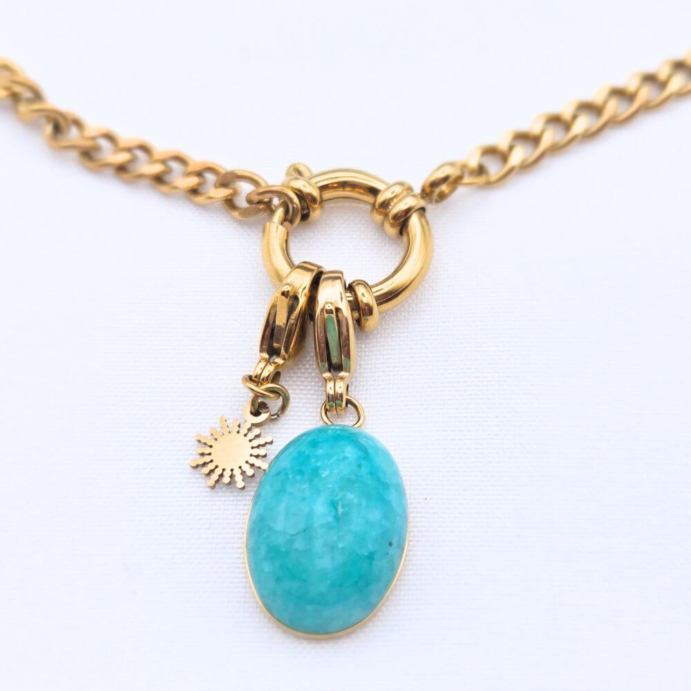 Vue détaillée du collier Molly montrant la pierre de Jade véritable taillée en goutte et la finesse de la chaîne dorée sur fond blanc.