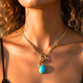 Collier Molly porté par une femme, mettant en valeur l'éclat vert translucide de la pierre de Jade à la lumière naturelle.