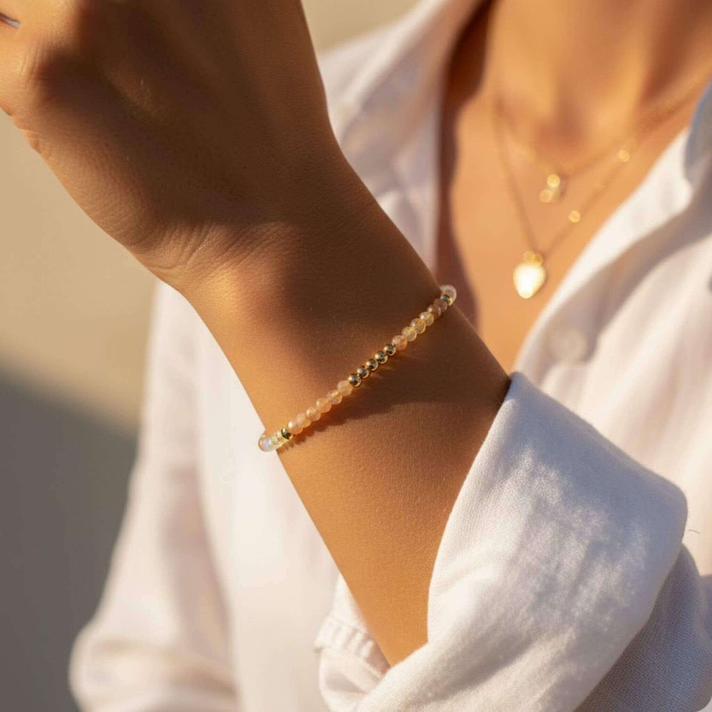 Bracelet de protection et joie Debbie en pierres naturelles de citrine et pierre de lune et pierre de soleil porté par une femme.